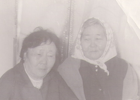 Агафья Григорьевна Шадрина (справа)